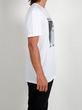 Load image into Gallery viewer, El Solitario Pain White T-Shirts. Model Sleeve
